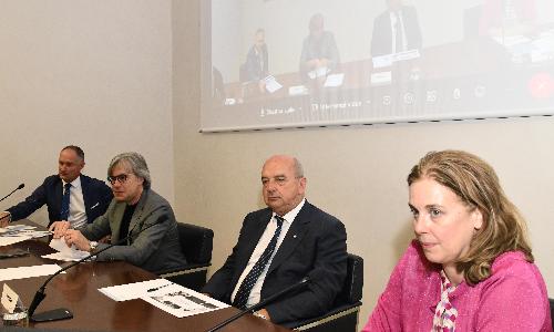 L'assessore Bini e il sindaco Dipiazza durante le presentazione dell'accordo con Costa Crociere